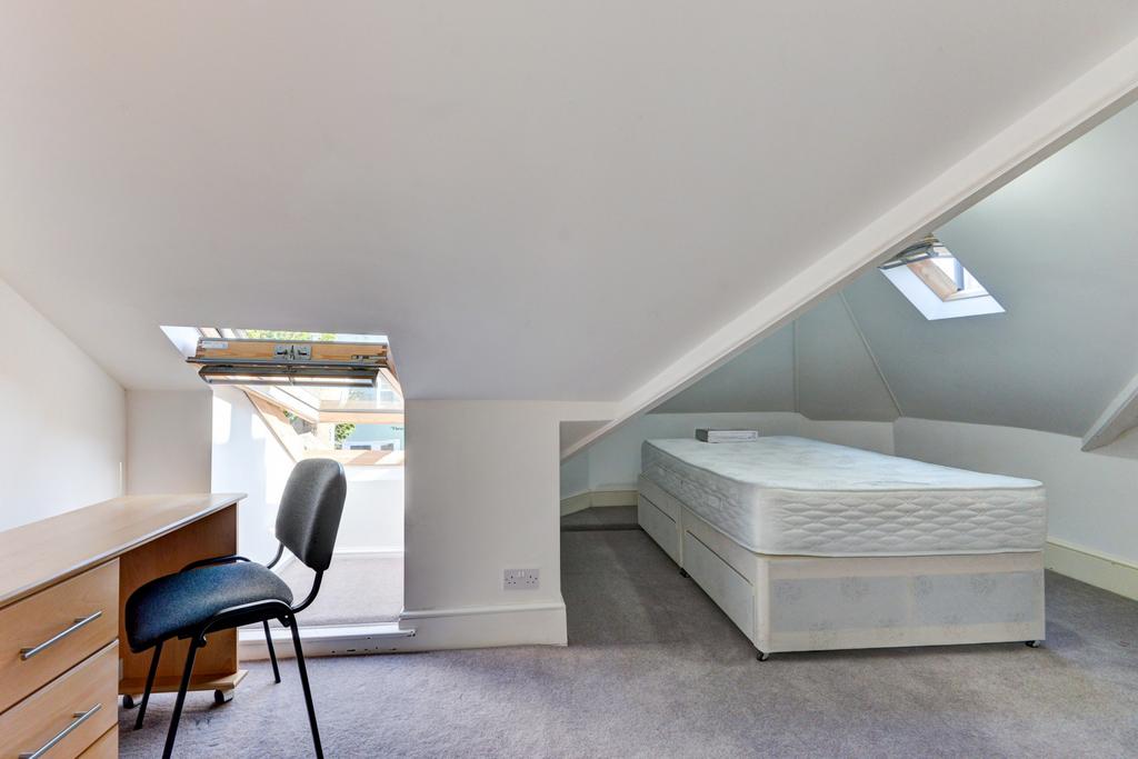 Bright and tidy double bedroom with a comfortab...