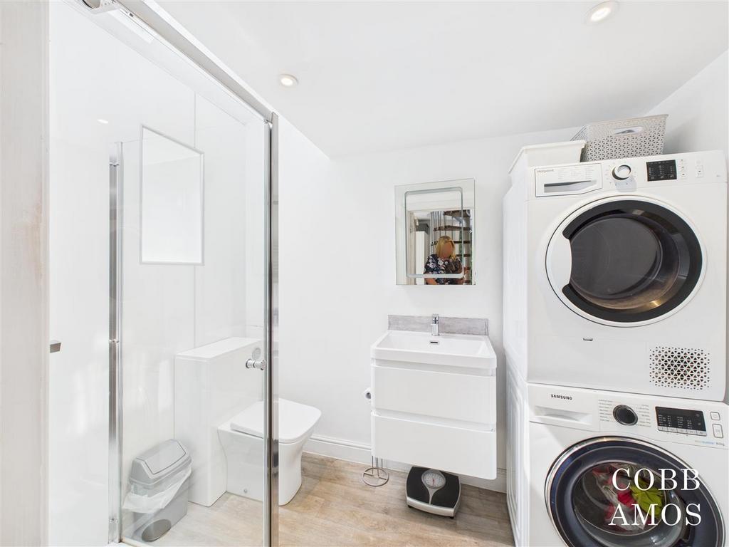 CAM02803 G0-PR0220-STILL011 ensuite.jpg