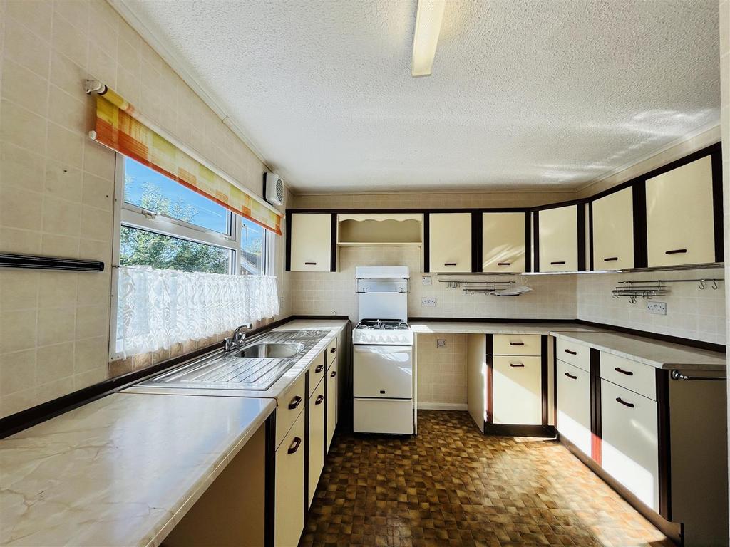 Kitchen 2.jpg