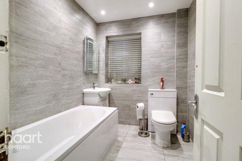 33 Strood Avenue, Romford, RM7 0UX
