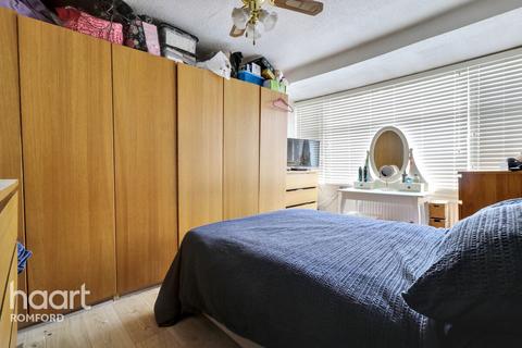 33 Strood Avenue, Romford, RM7 0UX