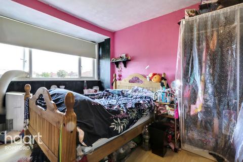 33 Strood Avenue, Romford, RM7 0UX