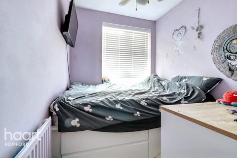 33 Strood Avenue, Romford, RM7 0UX