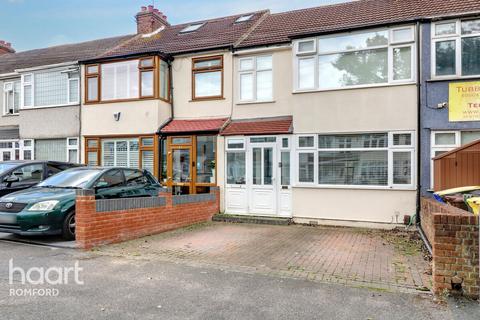 33 Strood Avenue, Romford, RM7 0UX