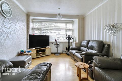 33 Strood Avenue, Romford, RM7 0UX