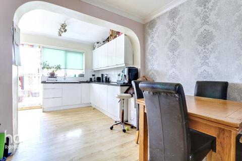 33 Strood Avenue, Romford, RM7 0UX