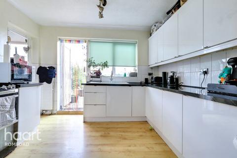 33 Strood Avenue, Romford, RM7 0UX