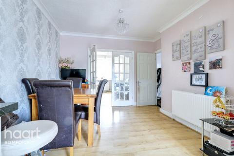 33 Strood Avenue, Romford, RM7 0UX