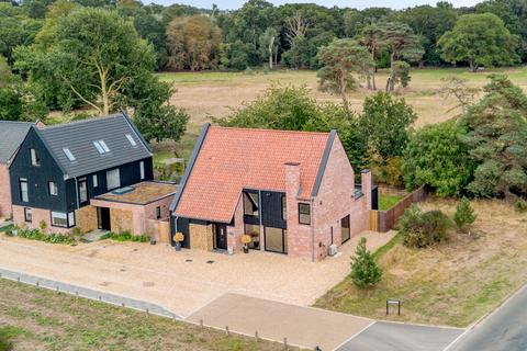 4 bedroom detached house for sale - Chain-Free Modern Three Storey Home in Ingoldisthorpe