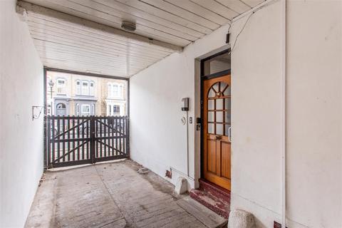 3 bedroom terraced house for sale, Clinton Road, Mile End, E3