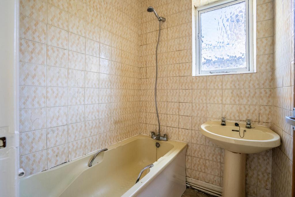1st floor Bathroom