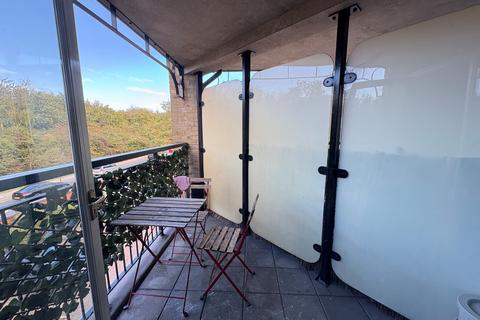 2 bedroom flat to rent, Edith Cavell Way, London, SE18