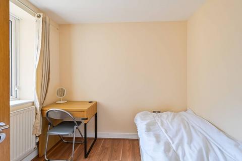 3 bedroom flat for sale, Sail Court, Docklands, London, E14