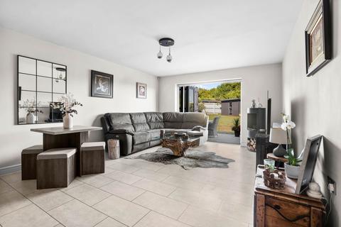 3 bedroom detached bungalow for sale, 4 Upton Drive, Defford, Worcestershire.  WR8 9BF