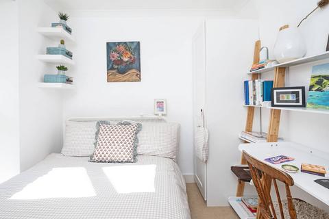 Flat 11, 6 Trinity Mews, London, E1 3BT
