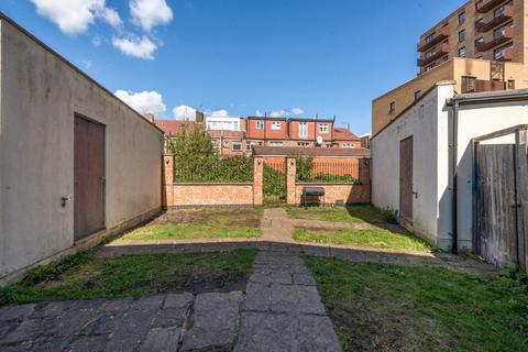 3 bedroom flat for sale, Cloister Road, Acton, London, W3