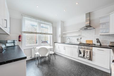 4 bedroom flat for sale, Clapham Common West Side, London SW4