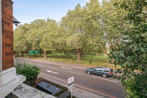 4 bedroom flat for sale, Clapham Common West Side, London SW4