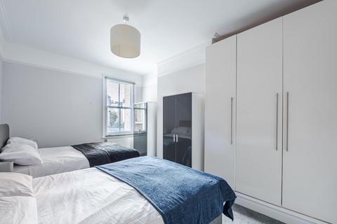 4 bedroom flat for sale, Clapham Common West Side, London SW4