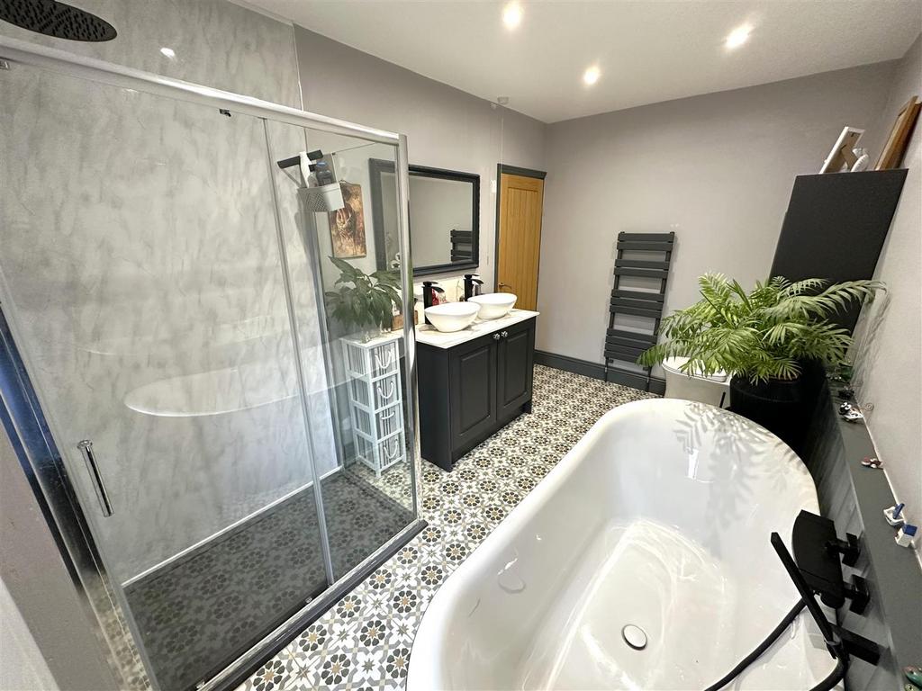 Wonderful Five-Piece Bathroom 184