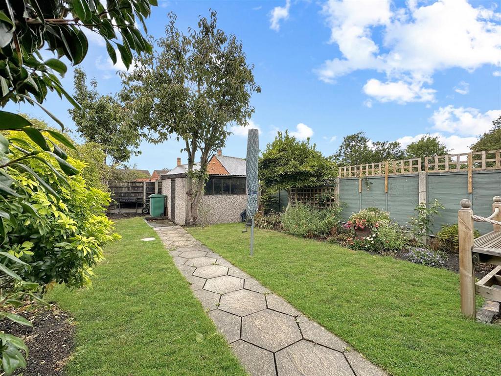 Lovely SOUTH FACING Garden 232
