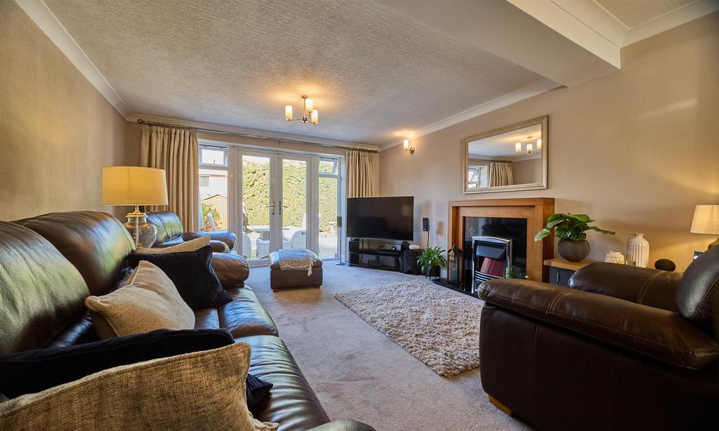 Lounge to Rear
