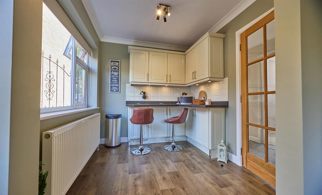 L shaped Kitchen to Rear