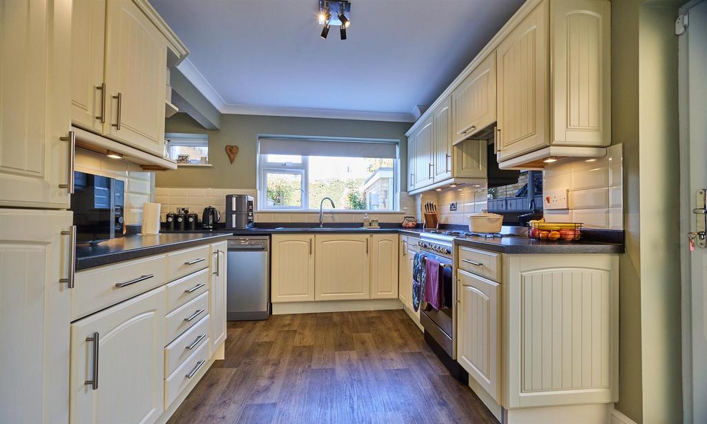 L shaped Kitchen to Rear