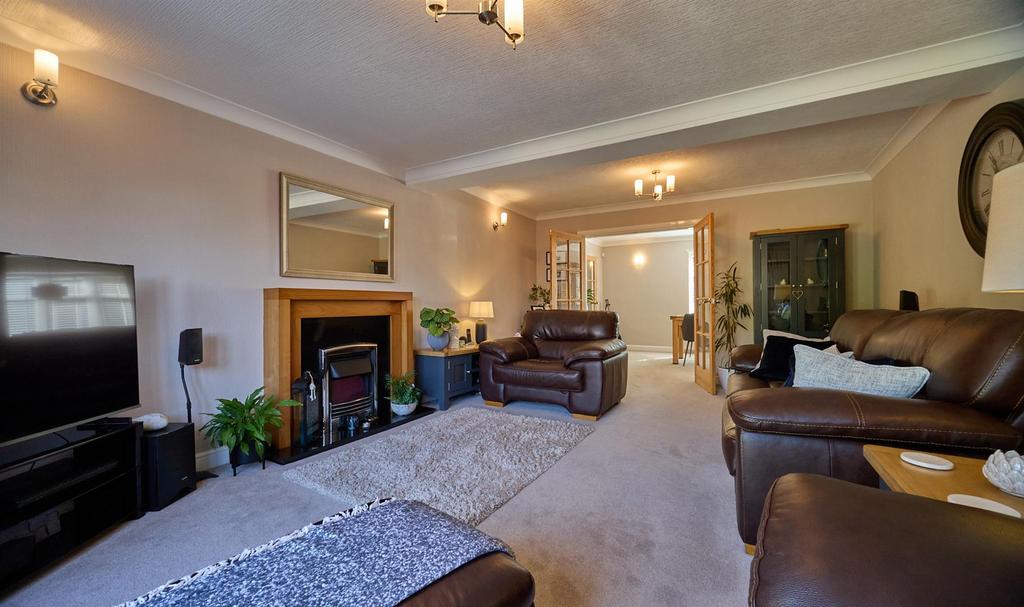 Lounge to Rear