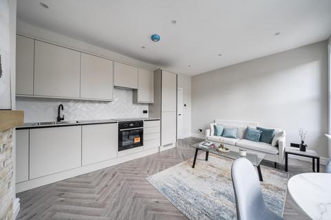 2 bedroom flat for sale, Farley Road, London, SE6 2AB