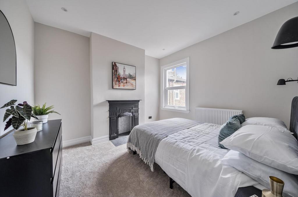 Bedroom 1.jpg