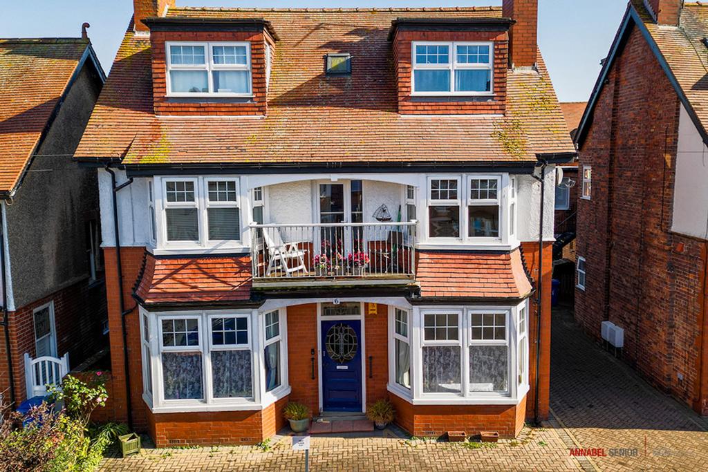 Meadowfield Road, Bridlington, YO15 2 bed flat - £140,000