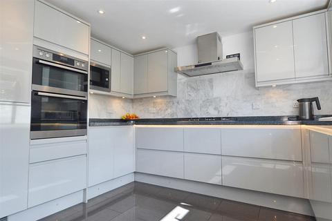 4 bedroom detached house for sale, The Rise. Sheringham