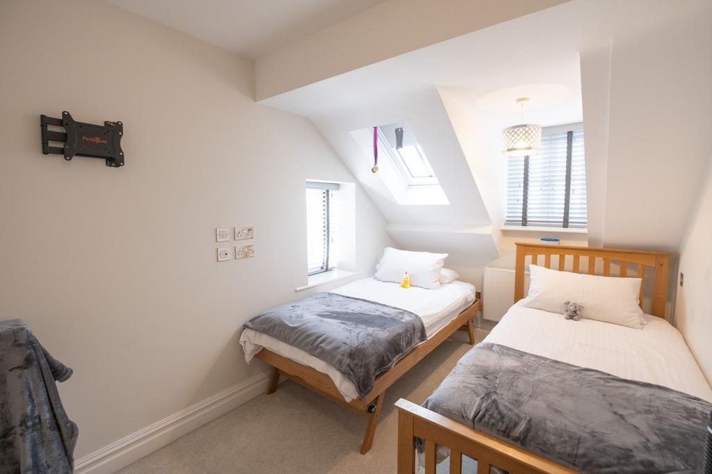 2nd double bedroom