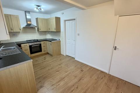 3 bedroom end of terrace house to rent, Hewitt Avenue, CV6