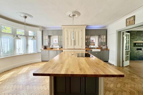 17 Ravine Road, Bournemouth, BH5 2DT