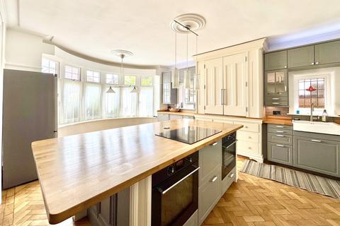 17 Ravine Road, Bournemouth, BH5 2DT