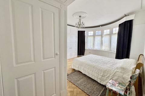 17 Ravine Road, Bournemouth, BH5 2DT