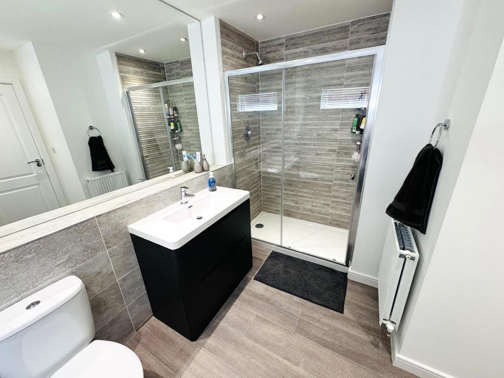 En suite to bedroom one