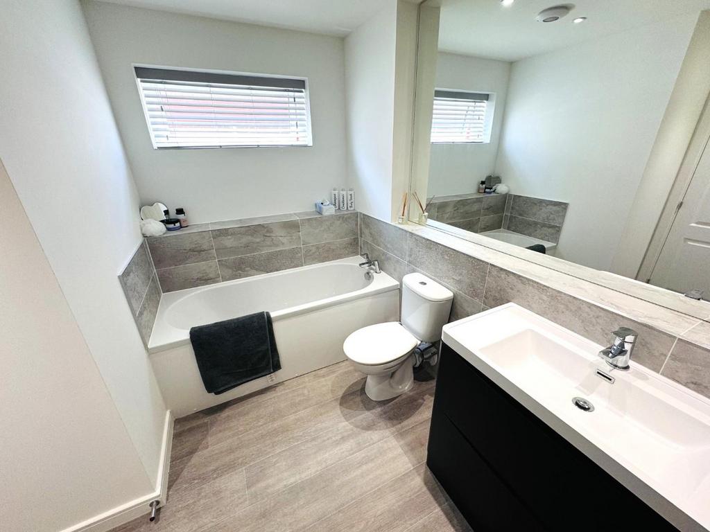 En suite to bedroom one