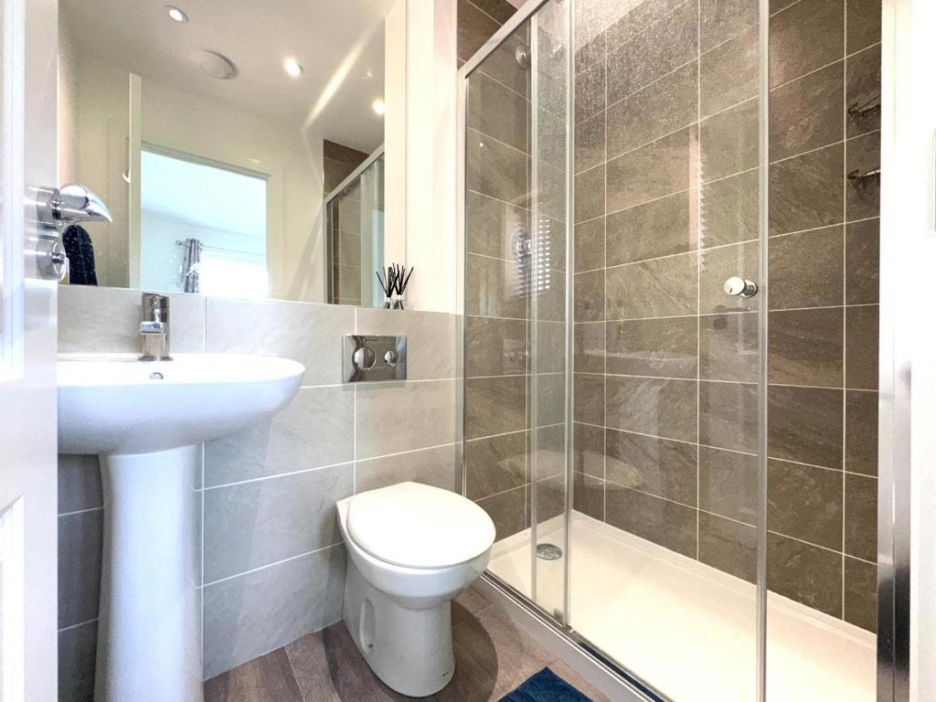 En suite to bedroom two
