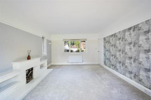 4 bedroom detached house to rent, Bears Den, Kingswood, Tadworth