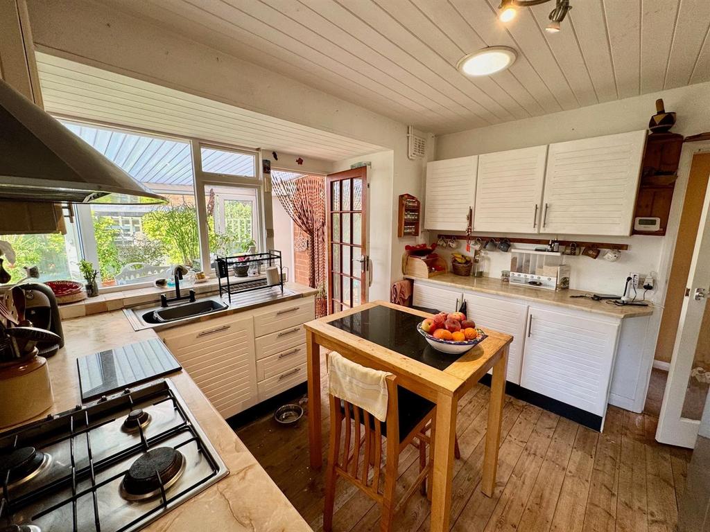 Kitchen 2.jpg
