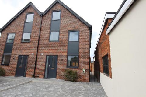 3 bedroom semi-detached house to rent, Corrie Road, Addlestone KT15