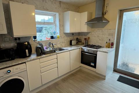 4 bedroom semi-detached house to rent, Dartford Avenue, London N9