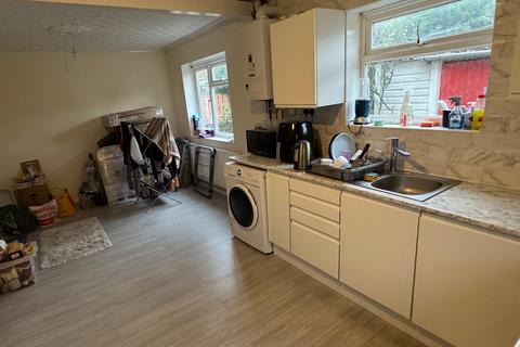 4 bedroom semi-detached house to rent, Dartford Avenue, London N9