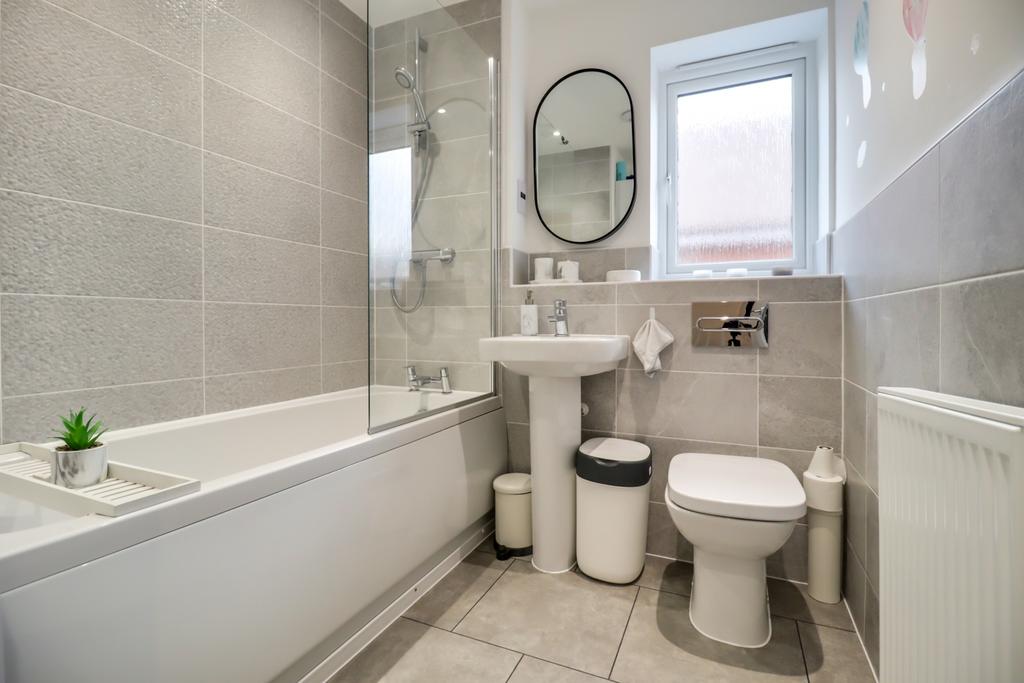 Family-Bathroom-2