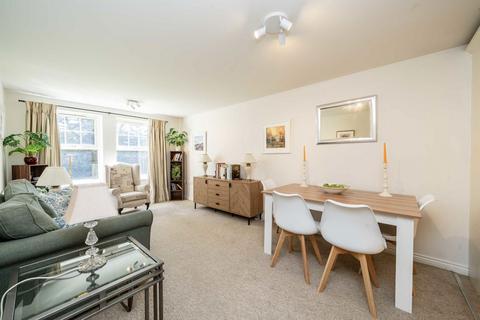 2 bedroom flat for sale, Boddington Gardens, London W3