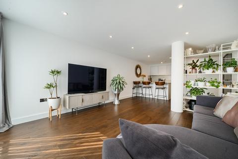 undefined, East Smithfield, Tower Hill E1W