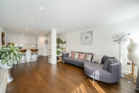 undefined, East Smithfield, Tower Hill E1W